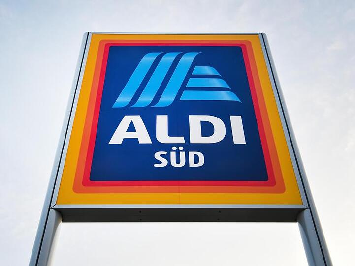 Ein Schild mit dem Logo des Discounters Aldi Süd. Foto: Sina Schuldt/dpa/Archivbild