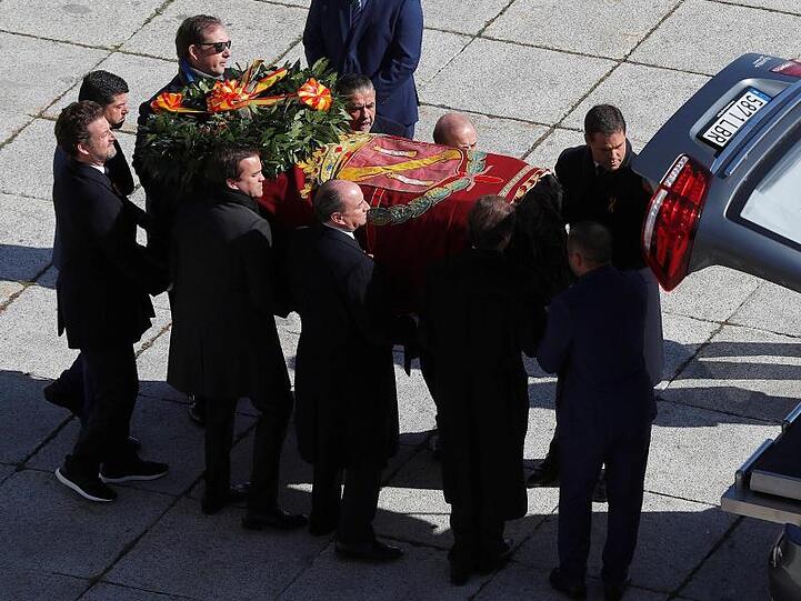 Der Sarg von Diktator Franco wird in ein Auto gehoben.