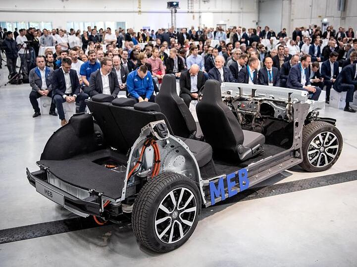 Der Modulare Elektrobaukasten (MEB) von VW wird bei der Eröffnung der neuen Batteriesystem-Fertigung präsentiert.