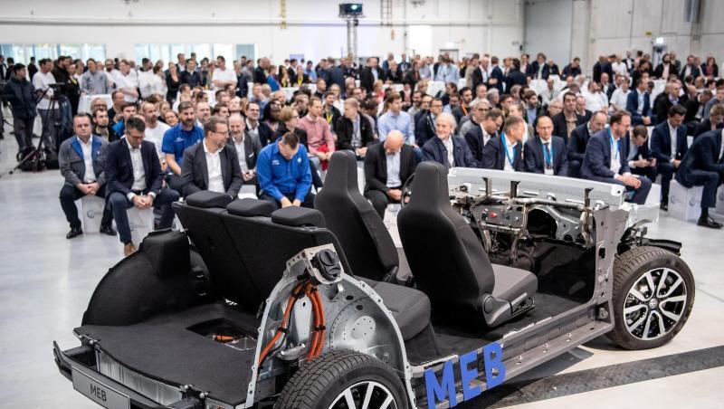 Der Modulare Elektrobaukasten (MEB) von VW wird bei der Eröffnung der neuen Batteriesystem-Fertigung präsentiert. Der Modulare Elektrobaukasten (MEB) von VW wird bei der Eröffnung der neuen Batteriesystem-Fertigung präsentiert.