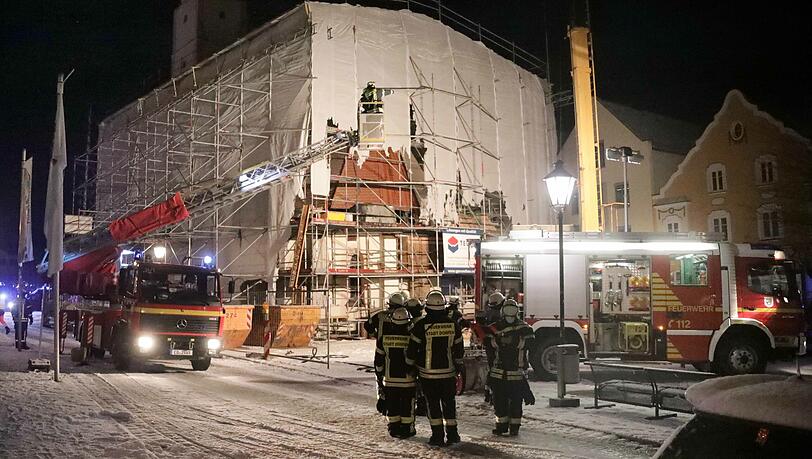 Die Plane des Baugerüsts brannte etwas ab, die Kirche blieb unbeschädigt.