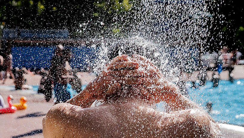 Abkühlung im Freibad: Die nächste Hitzewelle kommt nach aktuellen Vorhersagen. Abkühlung im Freibad: Die nächste Hitzewelle kommt nach aktuellen Vorhersagen.