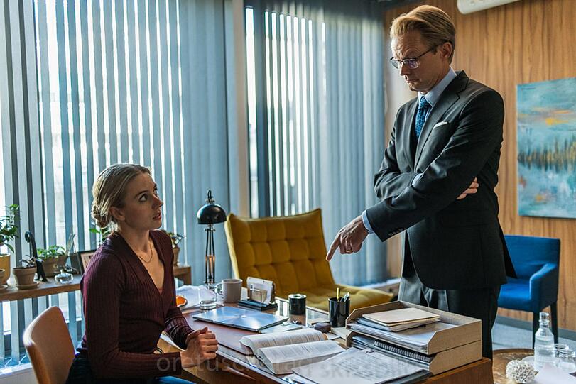 Mathilda (Carla Sehn) spricht mir ihrem Chef Frank (Felix Herngren) - und glaubt sich dabei immer wieder in ihrer Inkompetenz und Unreife ertappt. Oder bildet sie sich nur alles ein?