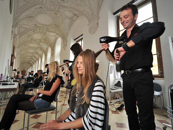 Vor dem finalen Catwalk ging es dann in die Maske.
