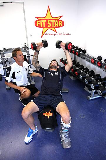 Wann der Mittelfeld Star der Löwen wieder auflaufen kann ist derzeit noch nicht genau abshebar.
Trainer Reiner Maurer:"Es kann bis zu drei Monate dauern, bis er wieder fit ist."