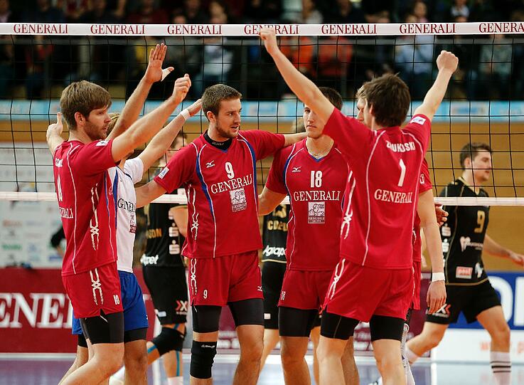 Haching jubelt: Die Volleyballer sind Spitzenreiter der Bundesliga. Trainer Mihai Paduretu würde alle Spieler am liebsten für fünf Jahre behalten. Doch nach der Saison ist wohl Schluss.
