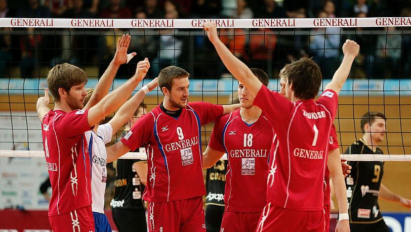 Haching jubelt: Die Volleyballer sind Spitzenreiter der Bundesliga. Trainer Mihai Paduretu würde alle Spieler am liebsten für fünf Jahre behalten. Doch nach der Saison ist wohl Schluss. Haching jubelt: Die Volleyballer sind Spitzenreiter der Bundesliga. Trainer Mihai Paduretu würde alle Spieler am liebsten für fünf Jahre behalten. Doch nach der Saison ist wohl Schluss.