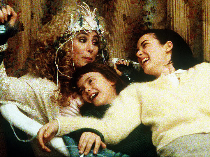 Die alleinerziehende Mutter Rachel Flex (Cher) zieht nach jeder zerbrochenen Beziehung mit ihren beiden Töchtern Charlotte (Winona Ryder, r.) und Kate (Christina Ricci) in eine neue Stadt