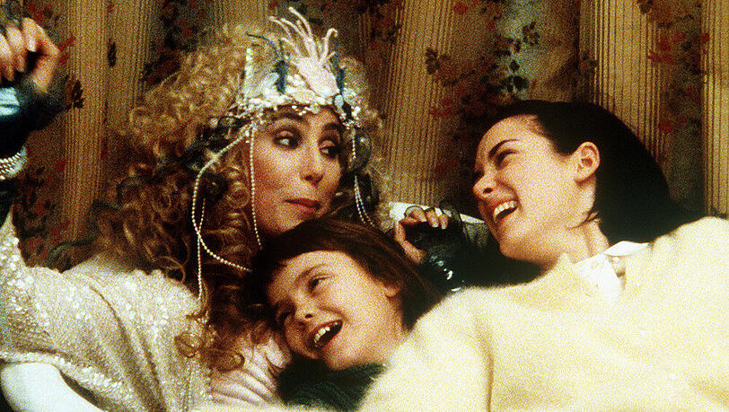 Die alleinerziehende Mutter Rachel Flex (Cher) zieht nach jeder zerbrochenen Beziehung mit ihren beiden Töchtern Charlotte (Winona Ryder, r.) und Kate (Christina Ricci) in eine neue Stadt