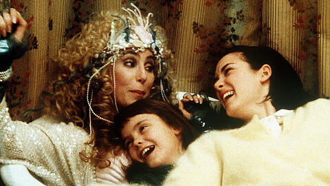 Die alleinerziehende Mutter Rachel Flex (Cher) zieht nach jeder zerbrochenen Beziehung mit ihren beiden Töchtern Charlotte (Winona Ryder, r.) und Kate (Christina Ricci) in eine neue Stadt