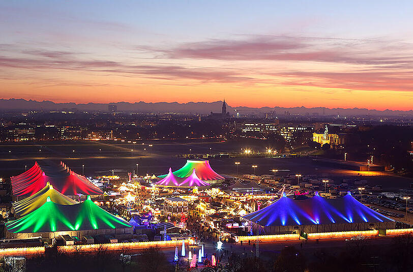 Für manche ist das Tollwood-Festival auf der Theresienwiese ein Shopping-Paradies, andere schätzen das Festival für sein kulinarisches Angebot &ndash; und wieder andere für seine politischen Botschaften.