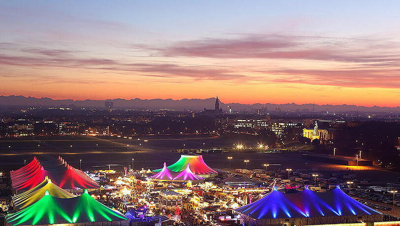 Für manche ist das Tollwood-Festival auf der Theresienwiese ein Shopping-Paradies, andere schätzen das Festival für sein kulinarisches Angebot – und wieder andere für seine politischen Botschaften. Für manche ist das Tollwood-Festival auf der Theresienwiese ein Shopping-Paradies, andere schätzen das Festival für sein kulinarisches Angebot – und wieder andere für seine politischen Botschaften.