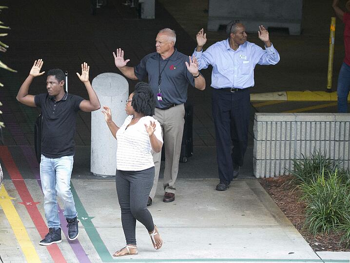 Nach den tödlichen Schüssen auf dem Flughafen von Fort Lauderdale in Florida hat die Polizei einen Verdächtigen verhaftet. Er soll mindestens fünf Menschen erschossen haben, acht weitere wurden verletzt. Das teilte der zuständige Sheriff mit.