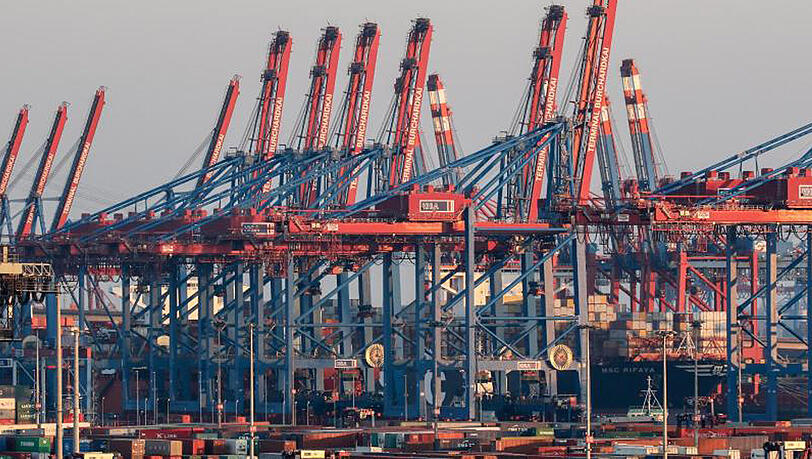 Im Februar exportierte Deutschland Waren im Wert von 102,3 Milliarden Euro. Im Februar exportierte Deutschland Waren im Wert von 102,3 Milliarden Euro.