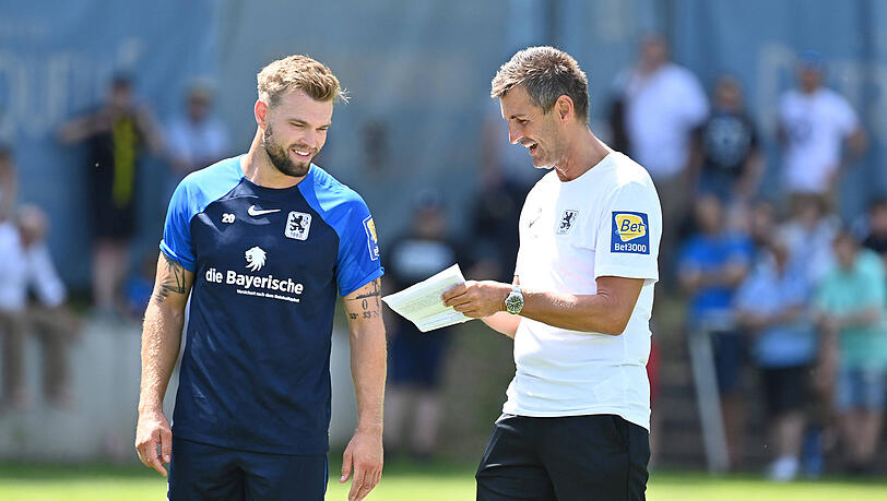 Wiedersehen in Ingolstadt? Yannick Deichmann (l.) und Michael Köllner, damals Chefcoach des TSV 1860, im Juni 2022 beim Trainingsauftakt der Löwen.