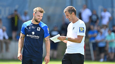 Wiedersehen in Ingolstadt? Yannick Deichmann (l.) und Michael Köllner, damals Chefcoach des TSV 1860, im Juni 2022 beim Trainingsauftakt der Löwen.