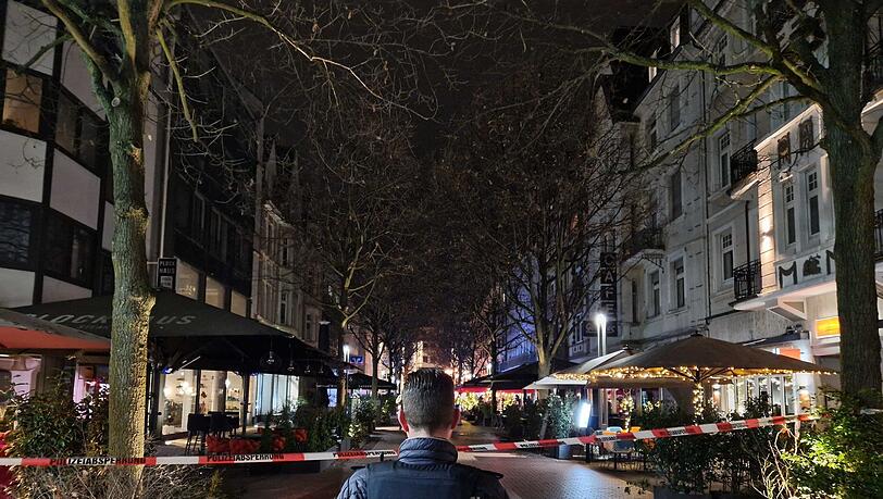 Ein Auto soll in der Gie&szlig;ener Innenstadt in eine Bushaltestelle gefahren sein, vier Menschen werden laut Polizei verletzt.
