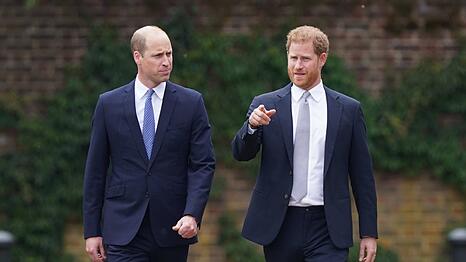 Prinz William (l.) und Prinz Harry im Rahmen der Enth&uuml;llung einer Diana-Statue im Jahr 2021.