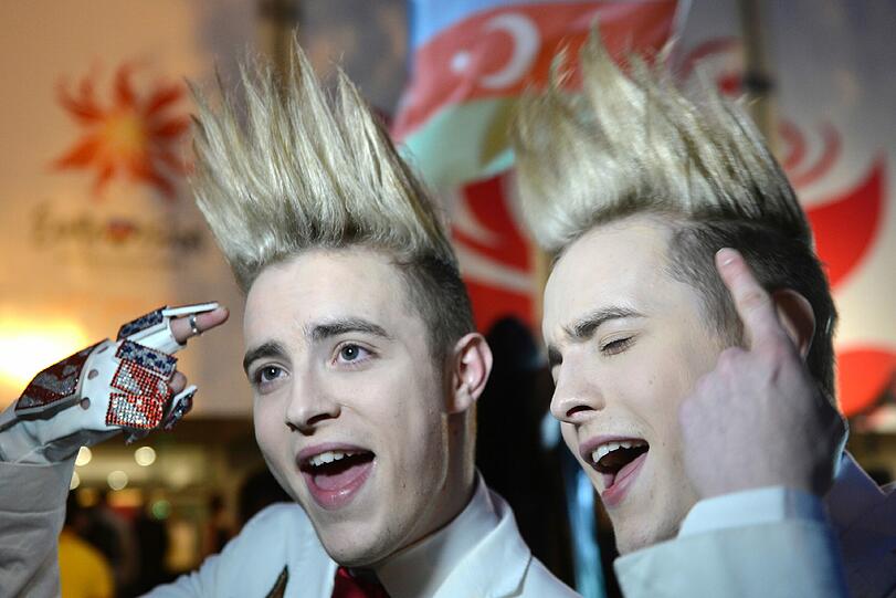Irland: Das schrille Duo Jedward war schon 2011 am Start. In Baku wollen es die beiden Brüder noch mal wissen - mit dem Titel Waterline.