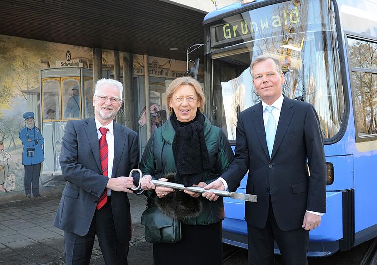 Die Tram 25 nach Grünwald fährt auch weiterhin. MVG-Chef König (l.) und seine Vertragspartner.
