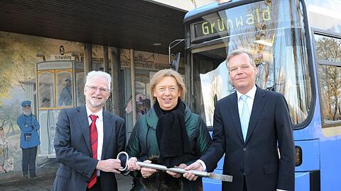 Die Tram 25 nach Grünwald fährt auch weiterhin. MVG-Chef König (l.) und seine Vertragspartner.