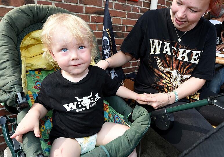 Die Vorbereitungen laufen auf Hochtouren. Am Donnerstag beginnt das legendäre Heavy-Metal-Festival in Wacken - bereits zum 25. Mal. Die ersten Metal-Fans sind auch schon da. Die ersten Bilder von Wacken 2014!