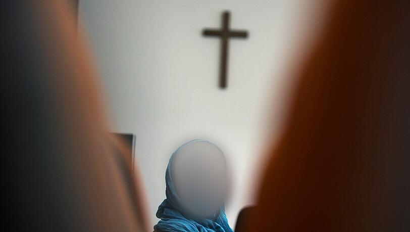 Die Staatsanwaltschaft wirft der Angeklagten Andrea B. Vorbereitung einer schweren staatsgefährdenden Gewalttat vor. Sie war mit ihren beiden Töchtern nach Syrien gereist. Die Staatsanwaltschaft wirft der Angeklagten Andrea B. Vorbereitung einer schweren staatsgefährdenden Gewalttat vor. Sie war mit ihren beiden Töchtern nach Syrien gereist.