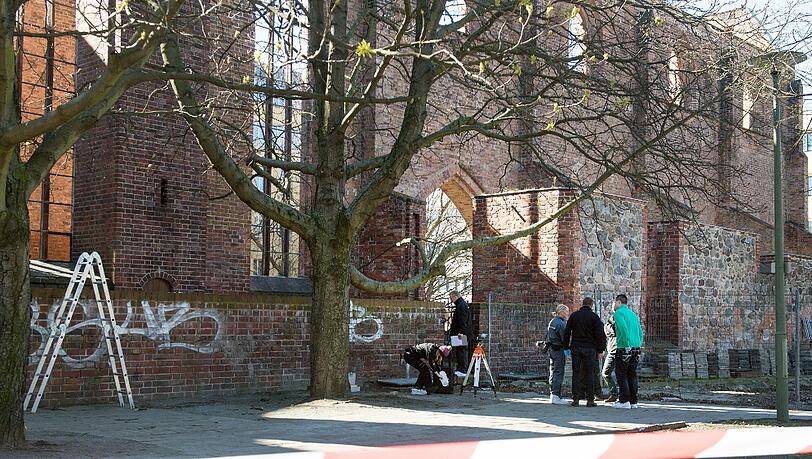 Polizeibeamte untersuchen in Berlin bei der Franziskaner-Klosterruine den Fundort einer männlichen Leiche. Polizeibeamte untersuchen in Berlin bei der Franziskaner-Klosterruine den Fundort einer männlichen Leiche.