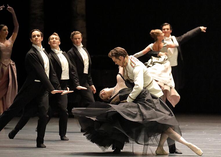 Szenen aus Christian Spucks Tanz-Version von "Anna Karenina" mit dem Bayerischen Staatsballett im Nationaltheater.