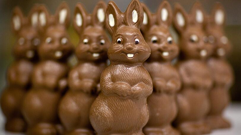 In der Confiserie Felicitas stehen Schokoladen-Osterhasen.