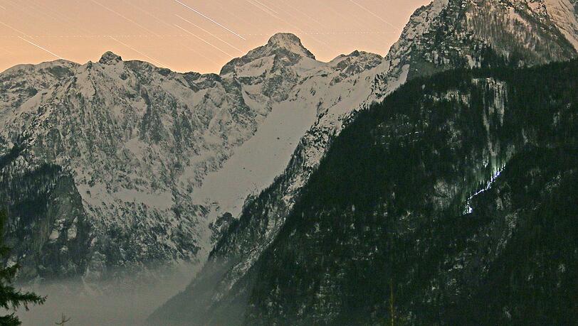 Retter mit ihren Stirnlampen (rr.) sind beim Nacht-Einsatz im steilen Graben am Königssee-Westufer zu sehen. Retter mit ihren Stirnlampen (rr.) sind beim Nacht-Einsatz im steilen Graben am Königssee-Westufer zu sehen.