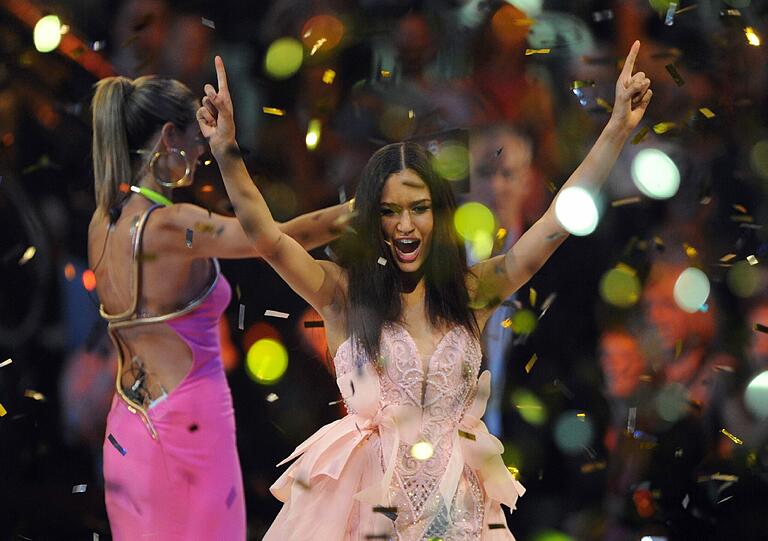Germany's next Topmodel: Lovelyn gewinnt die Staffel 2013. Bei der Show gab's einen kleinen Nackt-Zwischenfall. Eine Aktivistin von Femen rannte mit blanker Brust über die Bühne. Die Bilder.