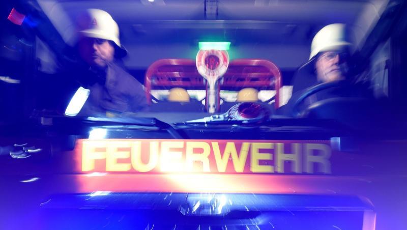 Feuerwehrmänner in einem Löschfahrzeug. Foto: Carsten Rehder/dpa/Symbolbild