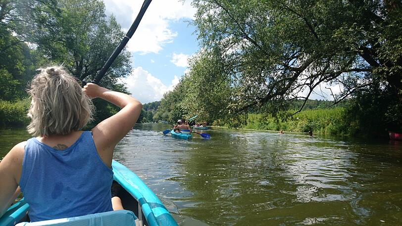 Die einen suchen beim Kajakfahren &ndash; wie hier auf der Altmühl &ndash; die Ruhe der Natur, die anderen machen aus der Paddelei ein Event mit Lautsprecher und Bierkasten an Bord.