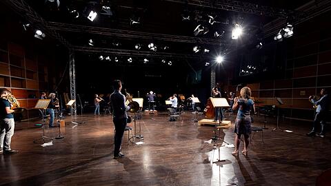 Die Bläser des Symphonieorchesters des Bayerischen Rundfunks mit viel Abstand bei Mozarts &bdquo;Gran Partita&ldquo; unter Sir Simon Rattle.