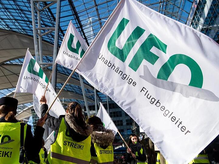 Flugbegleiter der Unabhängigen Flugbegleiter Organisation UFO während einer Kundgebung.
