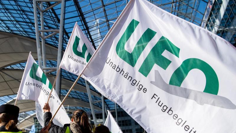 Flugbegleiter der Unabhängigen Flugbegleiter Organisation UFO während einer Kundgebung. Flugbegleiter der Unabhängigen Flugbegleiter Organisation UFO während einer Kundgebung.