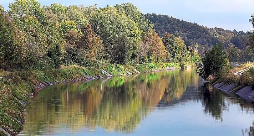 Einfach magisch, wie sich die bunten Bäume im Isarkanal spiegeln. Ganz ruhig ist das Wasser hier.