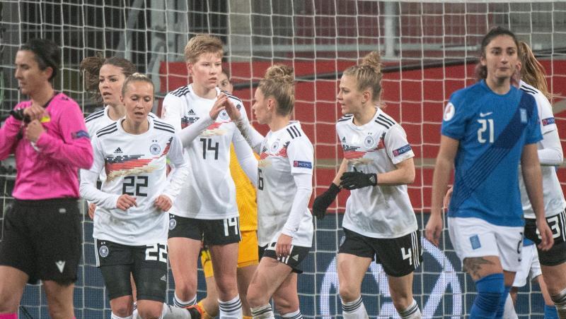 Linda Dallmann (3. v. r.) jubelt mit Turid Knaak (l-r), Paulina Käte Krumbiegel und Leonie Maier über ihren Treffer zum 5:0.