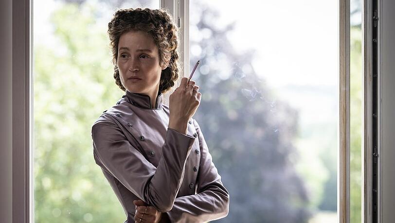 Schauspielerin Vicky Krieps als Kaiserin Elisabeth "Sisi" von Österreich-Ungarn in "Corsage".