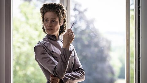 Schauspielerin Vicky Krieps als Kaiserin Elisabeth "Sisi" von Österreich-Ungarn in "Corsage".