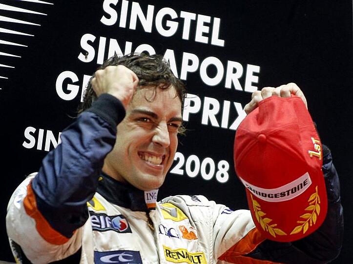 Fernando Alonso feiert nach seiner Triumphfahrt in Singapur.