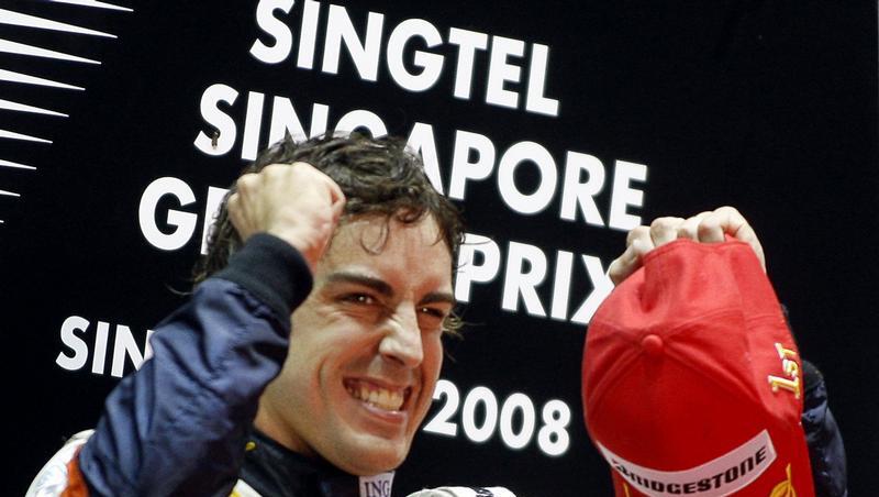 Fernando Alonso feiert nach seiner Triumphfahrt in Singapur.