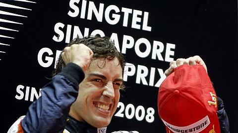 Fernando Alonso feiert nach seiner Triumphfahrt in Singapur.