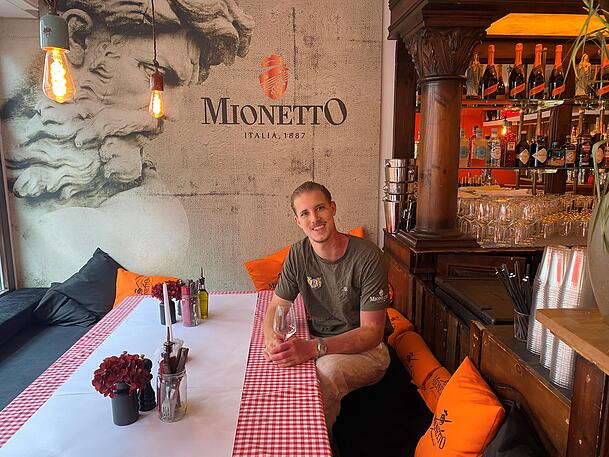 Darius Faltenbacher bietet während der Sommermonate in der Stazione di Bufala Mozzarella, Schinken und Wein aus Italien an. Im Oktober zieht dann wieder die Gärtnerplatzalm ein. Darius Faltenbacher bietet während der Sommermonate in der Stazione di Bufala Mozzarella, Schinken und Wein aus Italien an. Im Oktober zieht dann wieder die Gärtnerplatzalm ein.