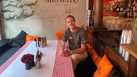Darius Faltenbacher bietet während der Sommermonate in der Stazione di Bufala Mozzarella, Schinken und Wein aus Italien an. Im Oktober zieht dann wieder die Gärtnerplatzalm ein.