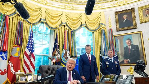 Trump unterschreibt ein Dekret für das "Kriegsministerium".