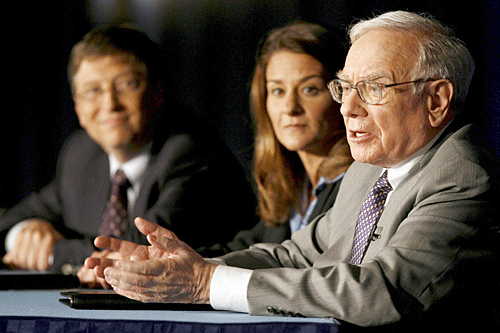Warren Buffett (r) und Microsoft-Gründer Bill Gates haben 40 Milliardäre zum Verschenken des größten Teils ihres Geldes überredet. (Archivbild)