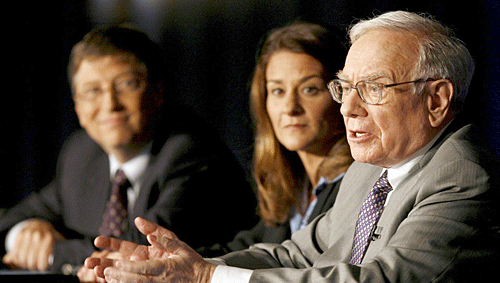 Warren Buffett (r) und Microsoft-Gründer Bill Gates haben 40 Milliardäre zum Verschenken des größten Teils ihres Geldes überredet. (Archivbild) Warren Buffett (r) und Microsoft-Gründer Bill Gates haben 40 Milliardäre zum Verschenken des größten Teils ihres Geldes überredet. (Archivbild)