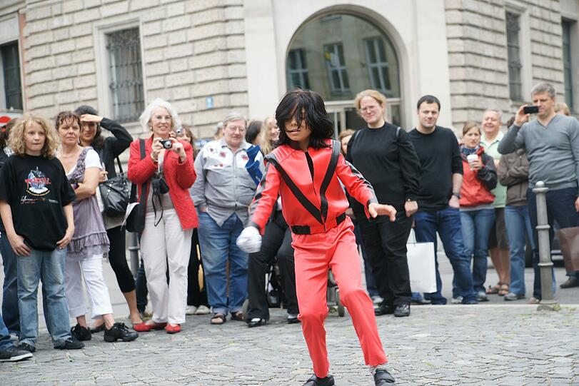 Fans gedenken ihrem Idol Michael Jackson an dem Denkmal vor dem Hotel "Bayerischer Hof".